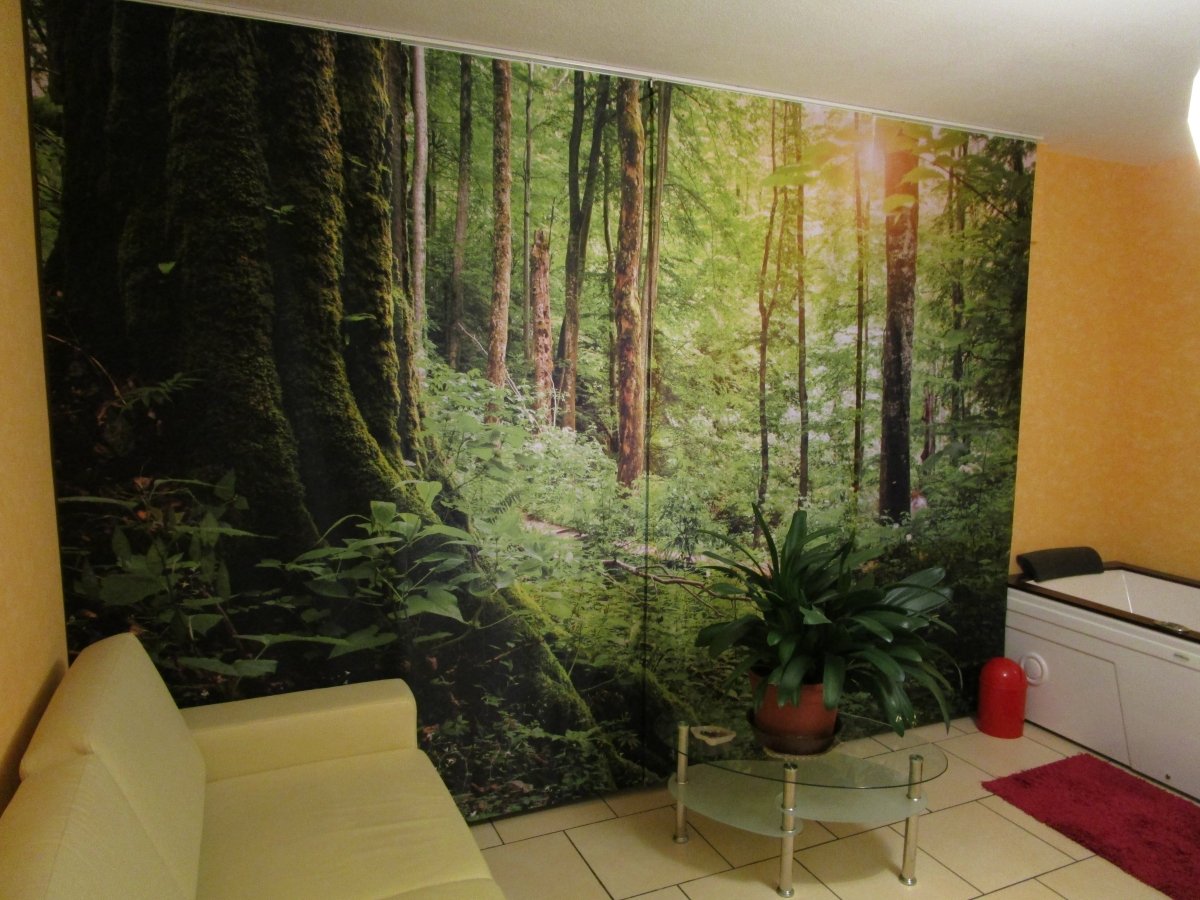 Schiebegardine mit Waldmotiv in einem modernen Badezimmer - Foto Schiebegardine
